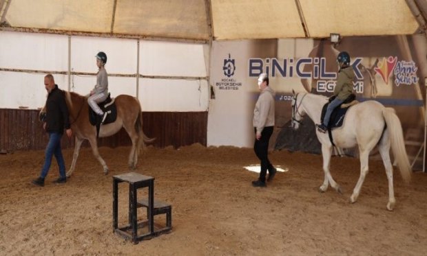230 çocuk “Ara Tatilde Atlarla Buluşuyoruz Projesinde Atlı Sporda ata binme heyacanını yaşadı